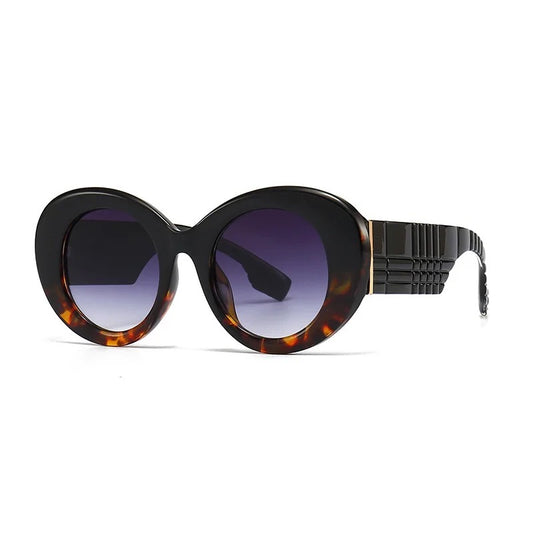 Sunglasses with tortoiseshell frame and gradient lenses